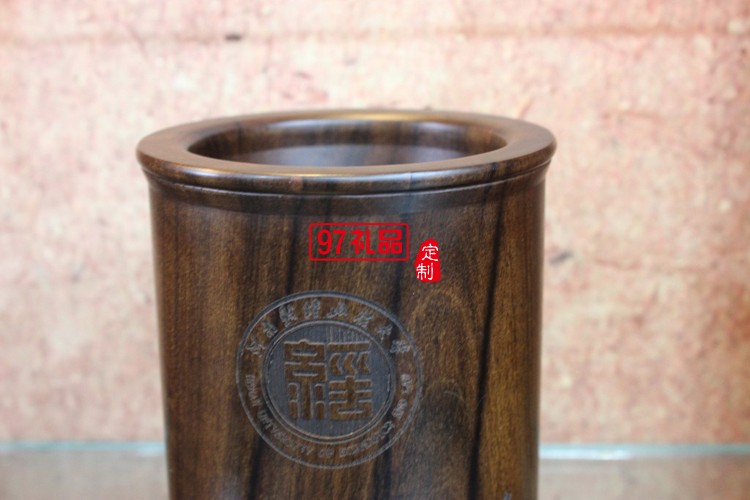 學校慶典商務(wù)禮品 紅木筆筒 河南財經(jīng)政治大學定制案例